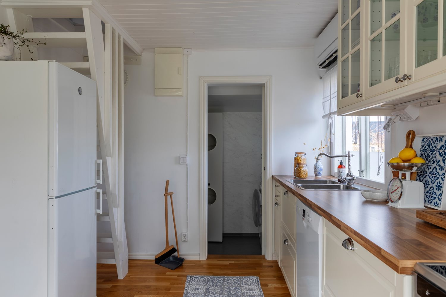 Vy från matplats in mot köket