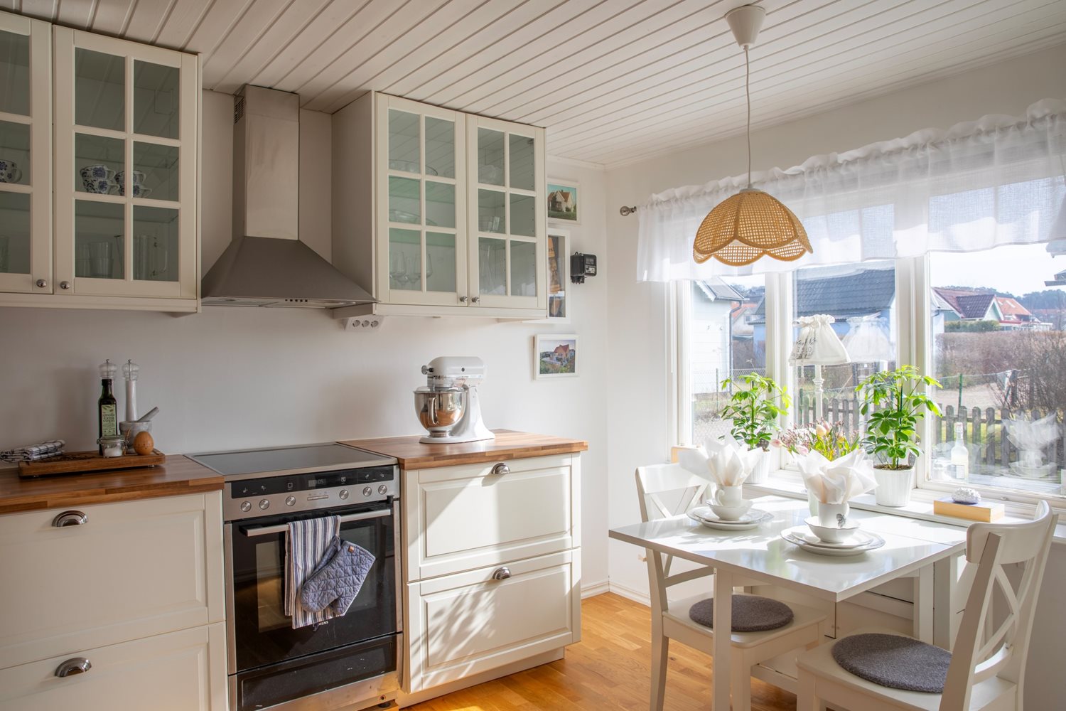 Vy över köket och matplatsen