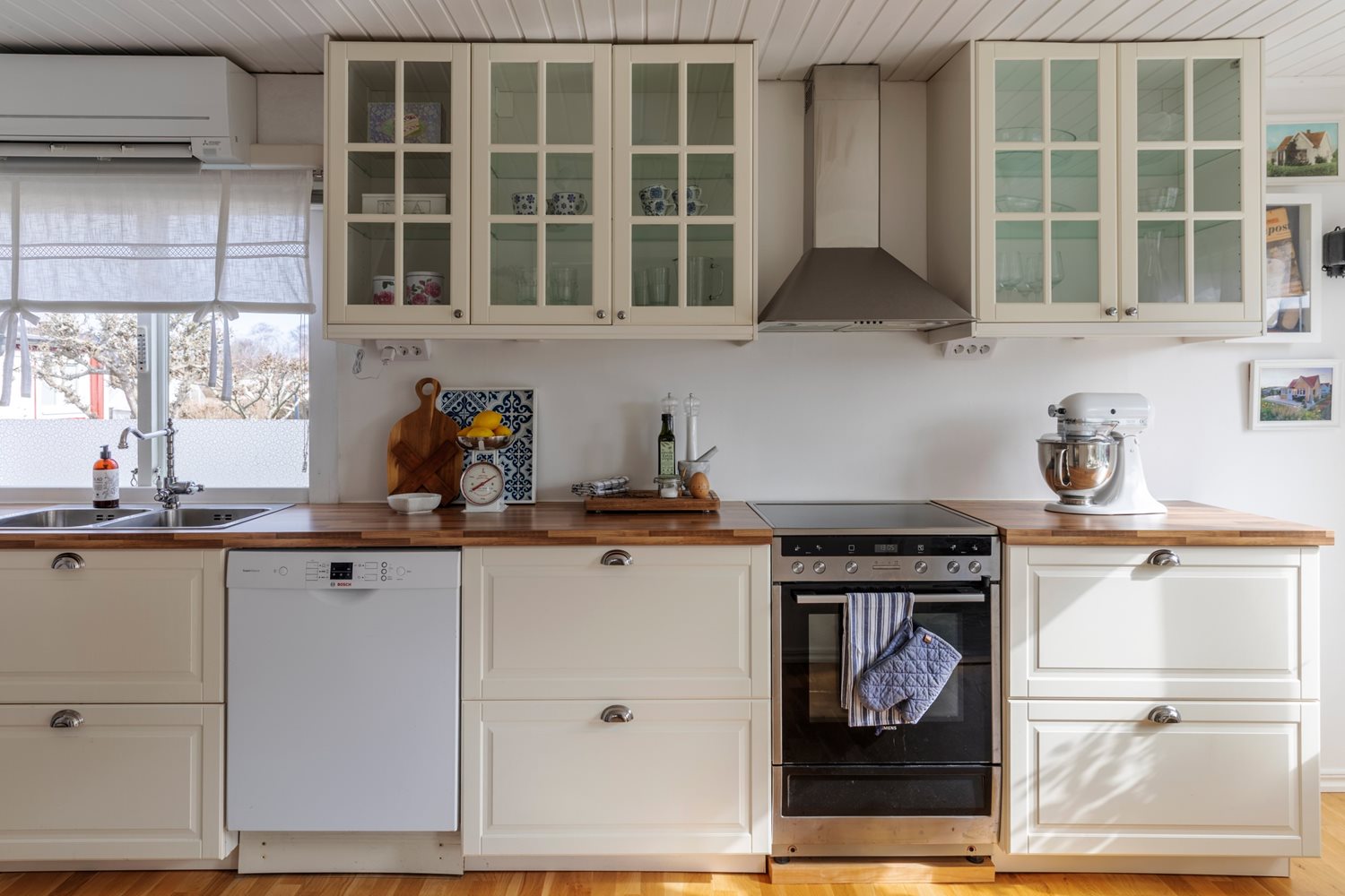 Vy från allrummet mot köket