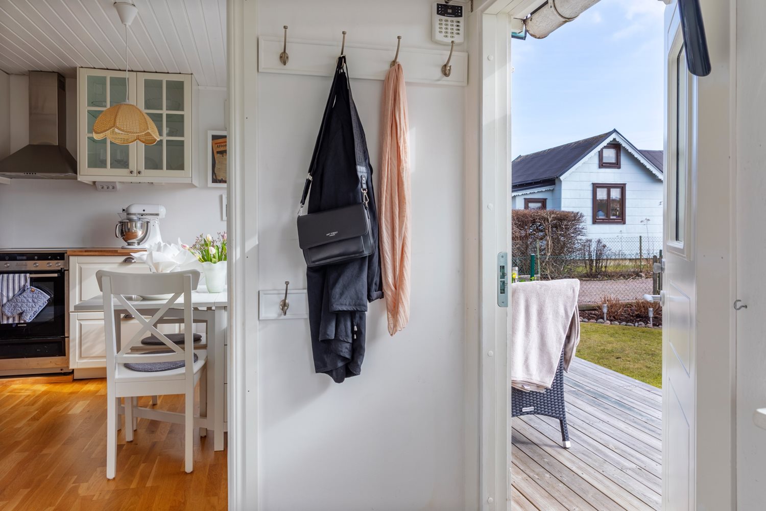 Vy från inbyggda verandan mot kök och utsida