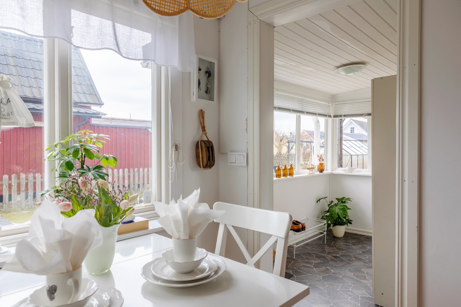 Vy från matplats mot inbyggda verandan