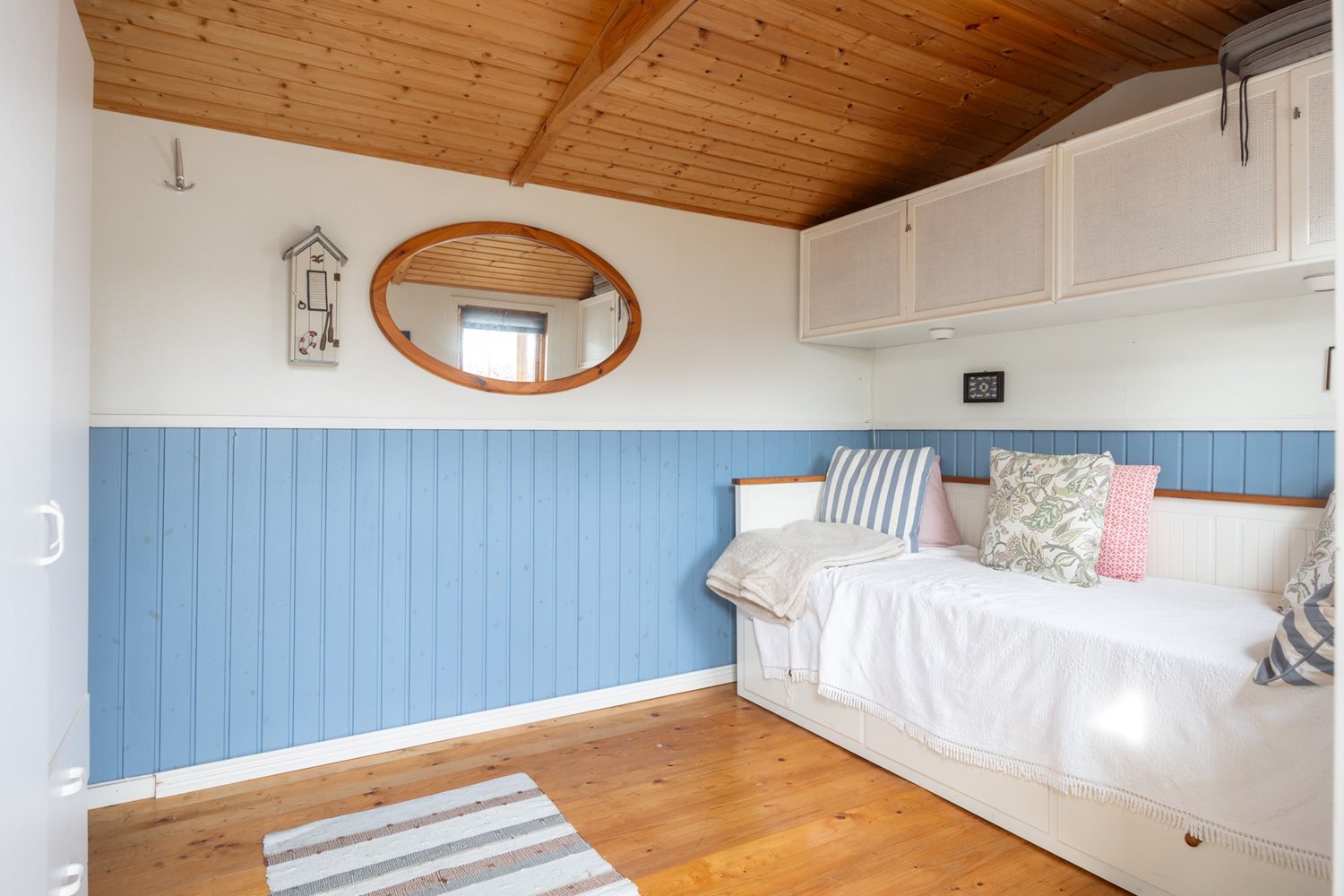 Vy inifrån friggeboden, dagbädd som ingår.