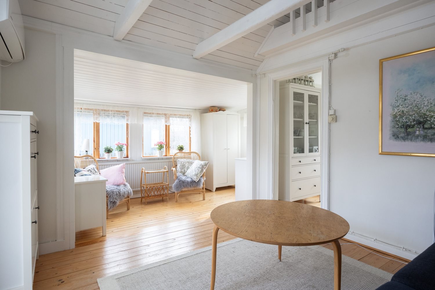 Vy över allrummet med synliga takbjälkar