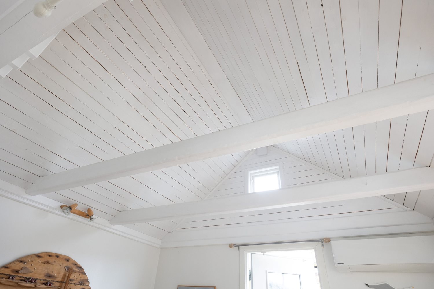 Kyrktak med synliga takbjälkar