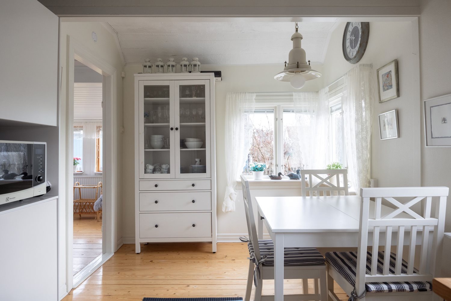 Annan vy över kök och matplats