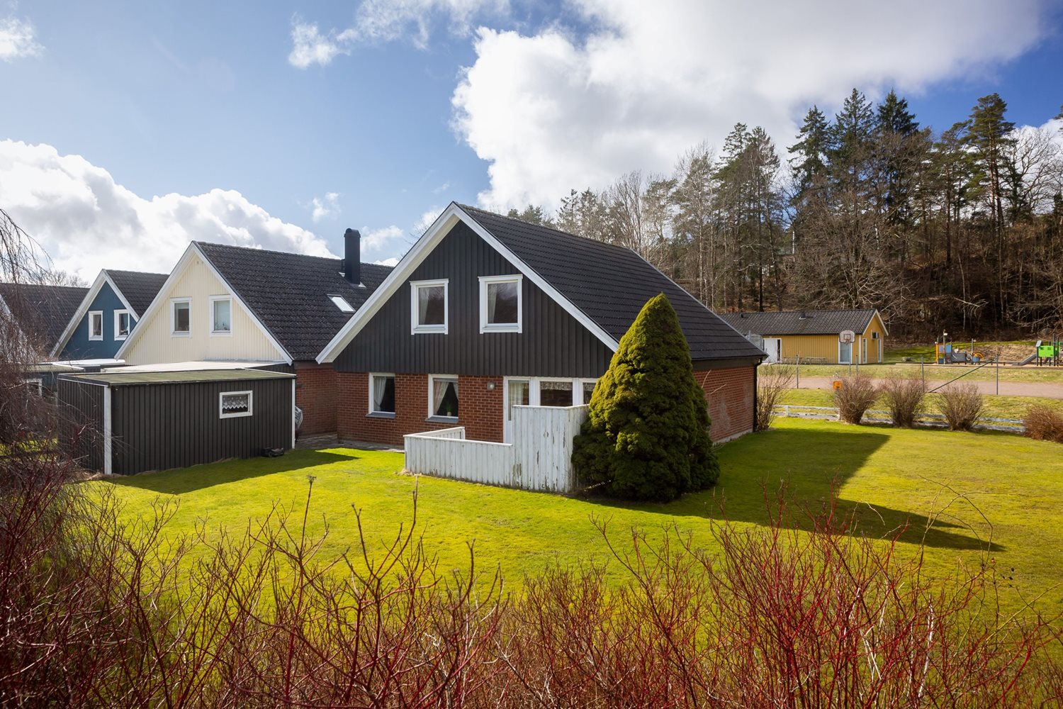 Baksidan av huset med vy över trädgård