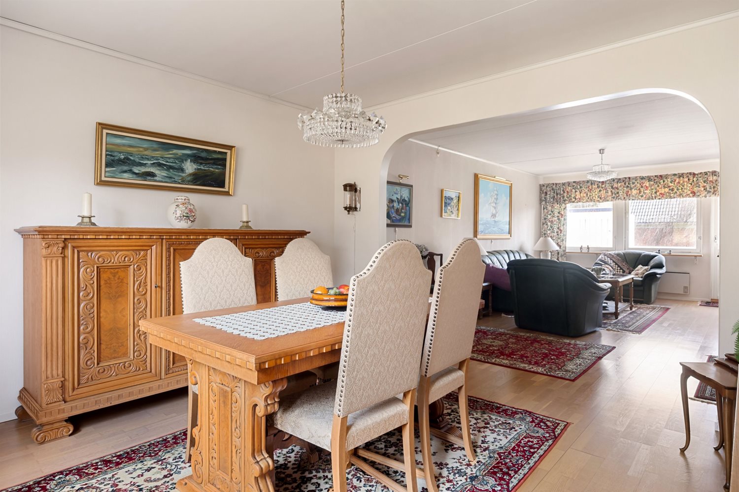 Annan vy över vardagsrum/matsal