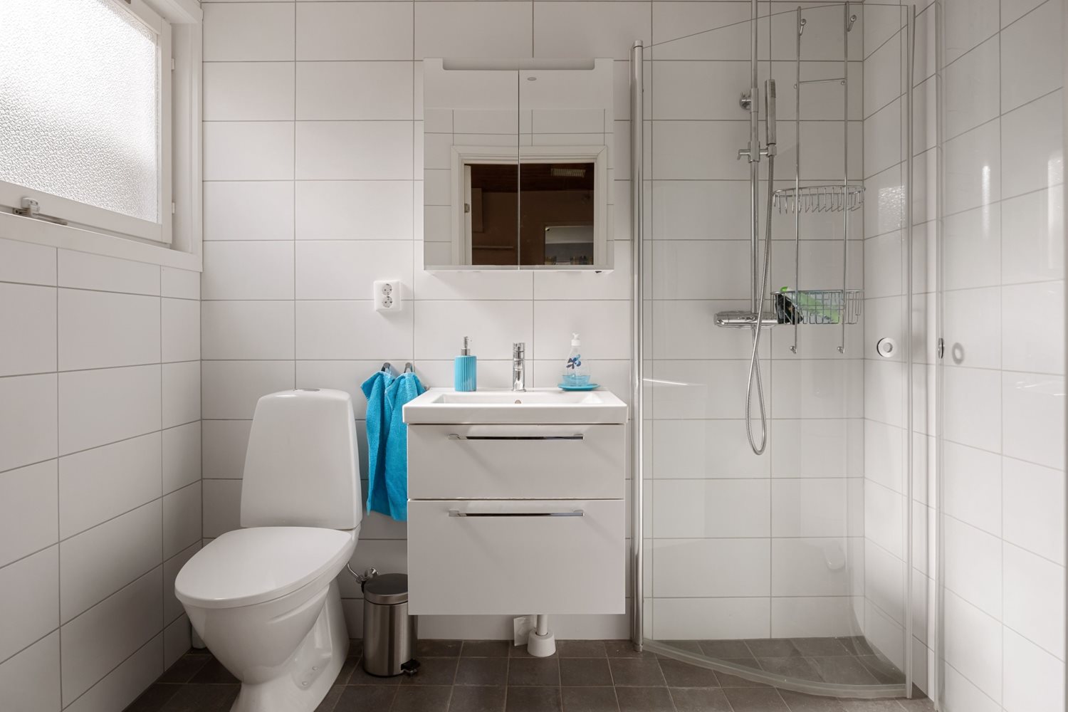 Badrum nyrenoverat, helkaklat med golvvärme