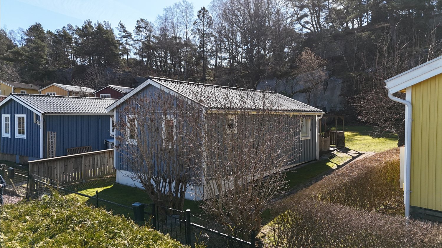 Annan vinkel från stugans framsida