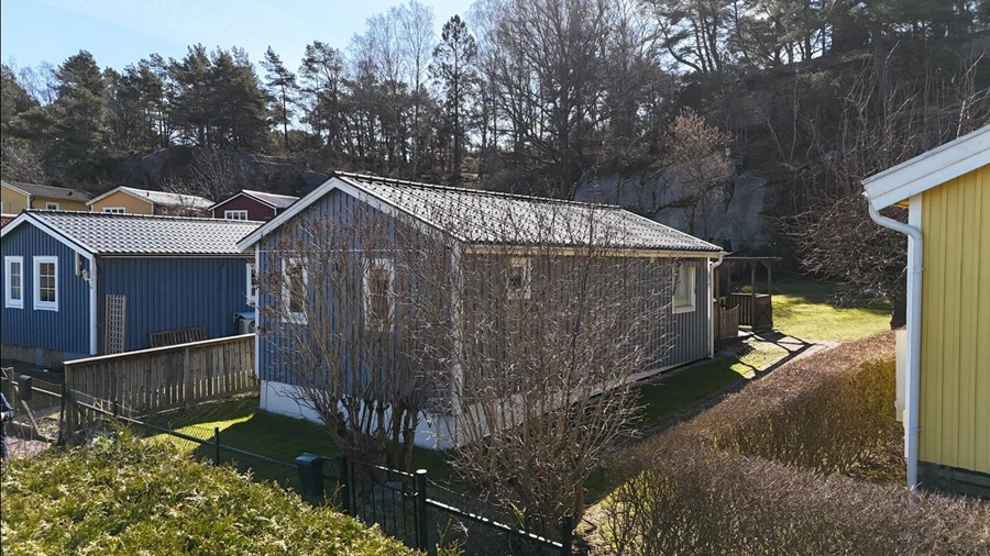Annan vinkel från stugans framsida