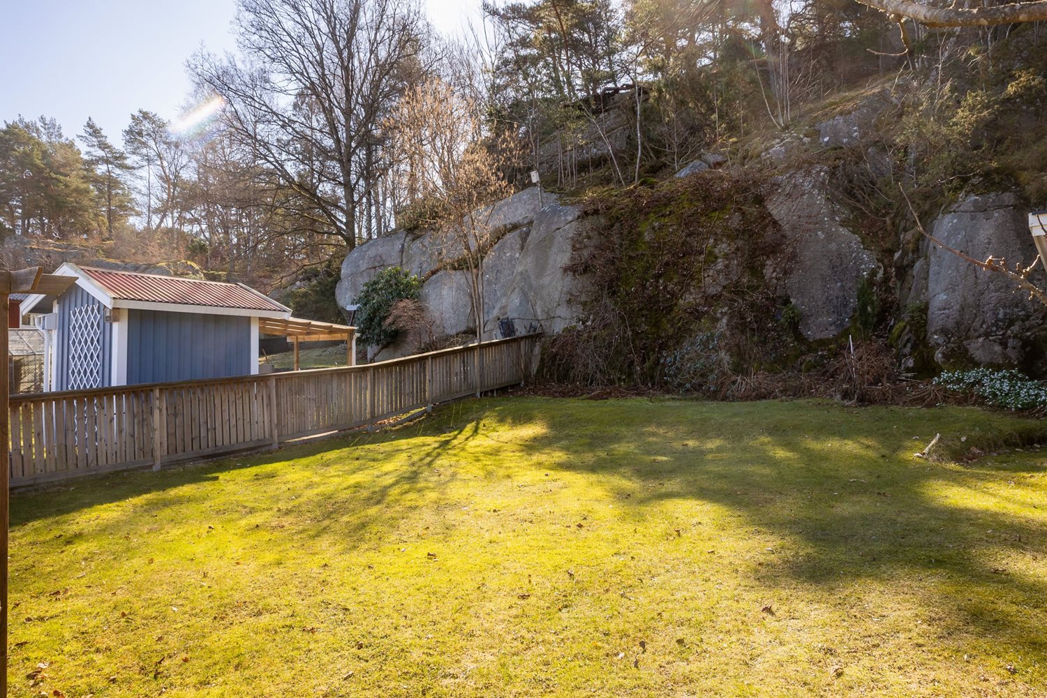 Annan vy över baksidan av stugan