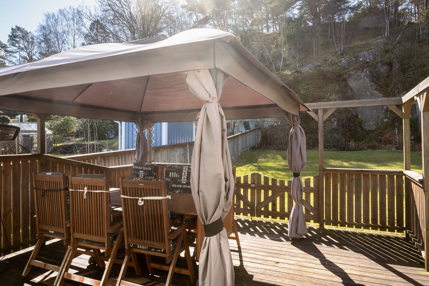 Pergolan på altanen med vy från entren