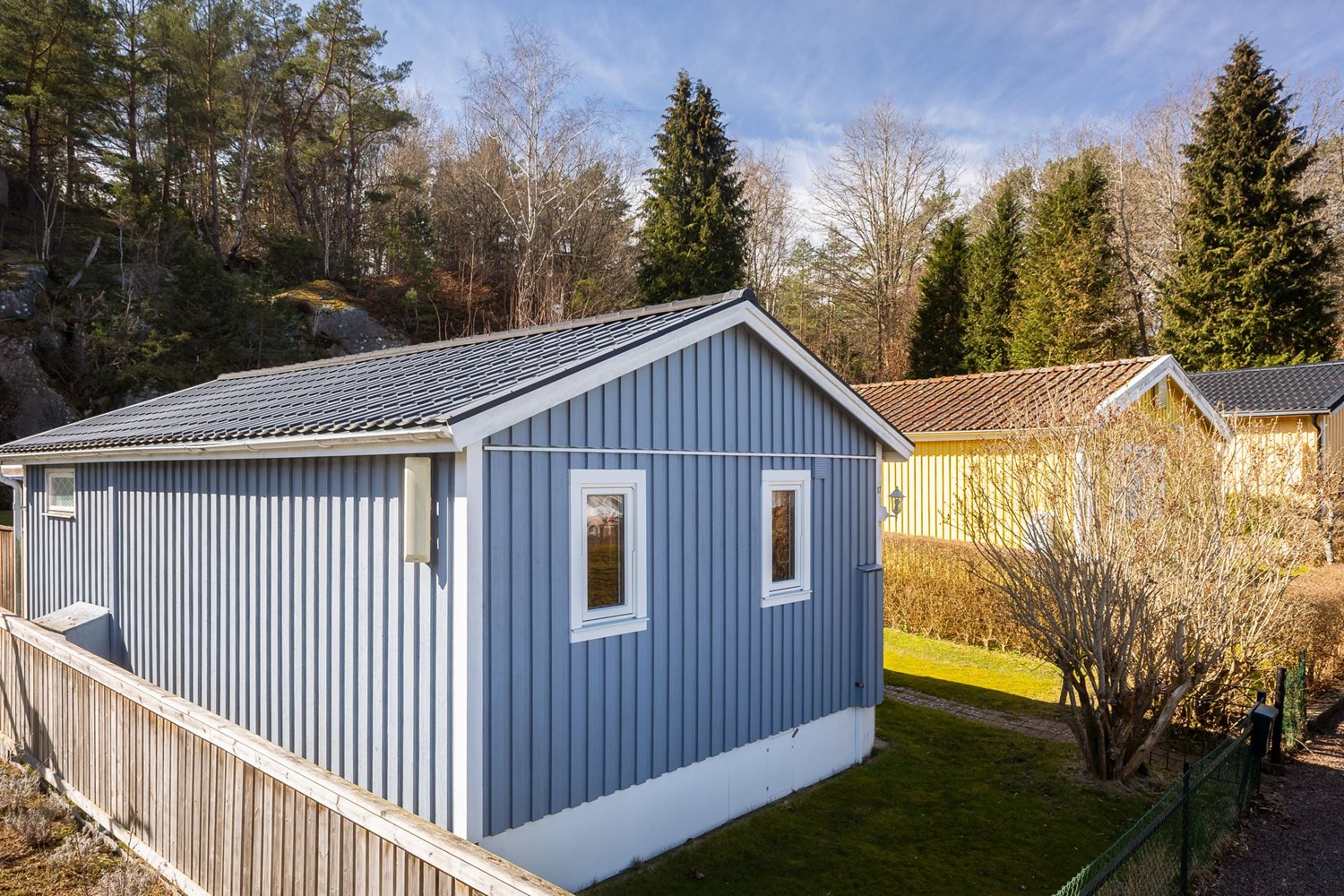 Framsidan av stugan