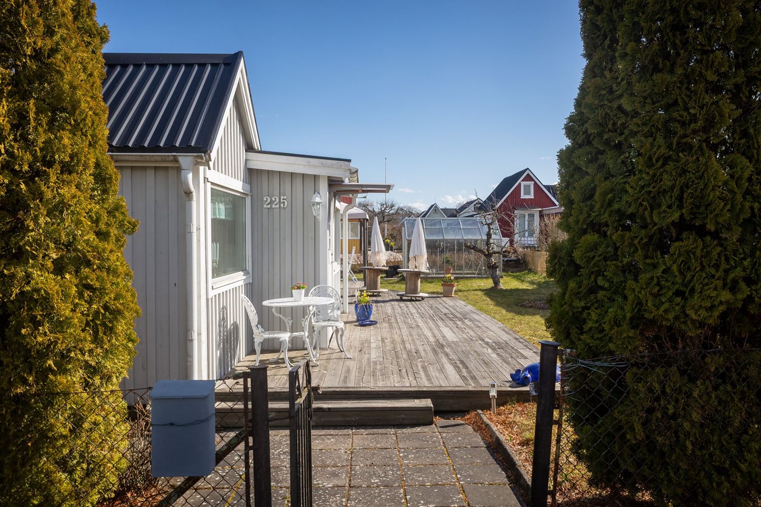 Vy från gången mot stugan