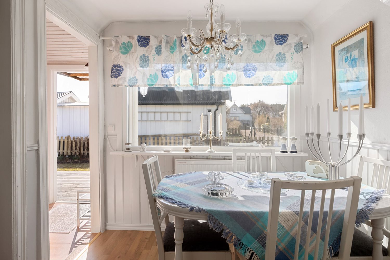 Vy från kök mot matplatsen