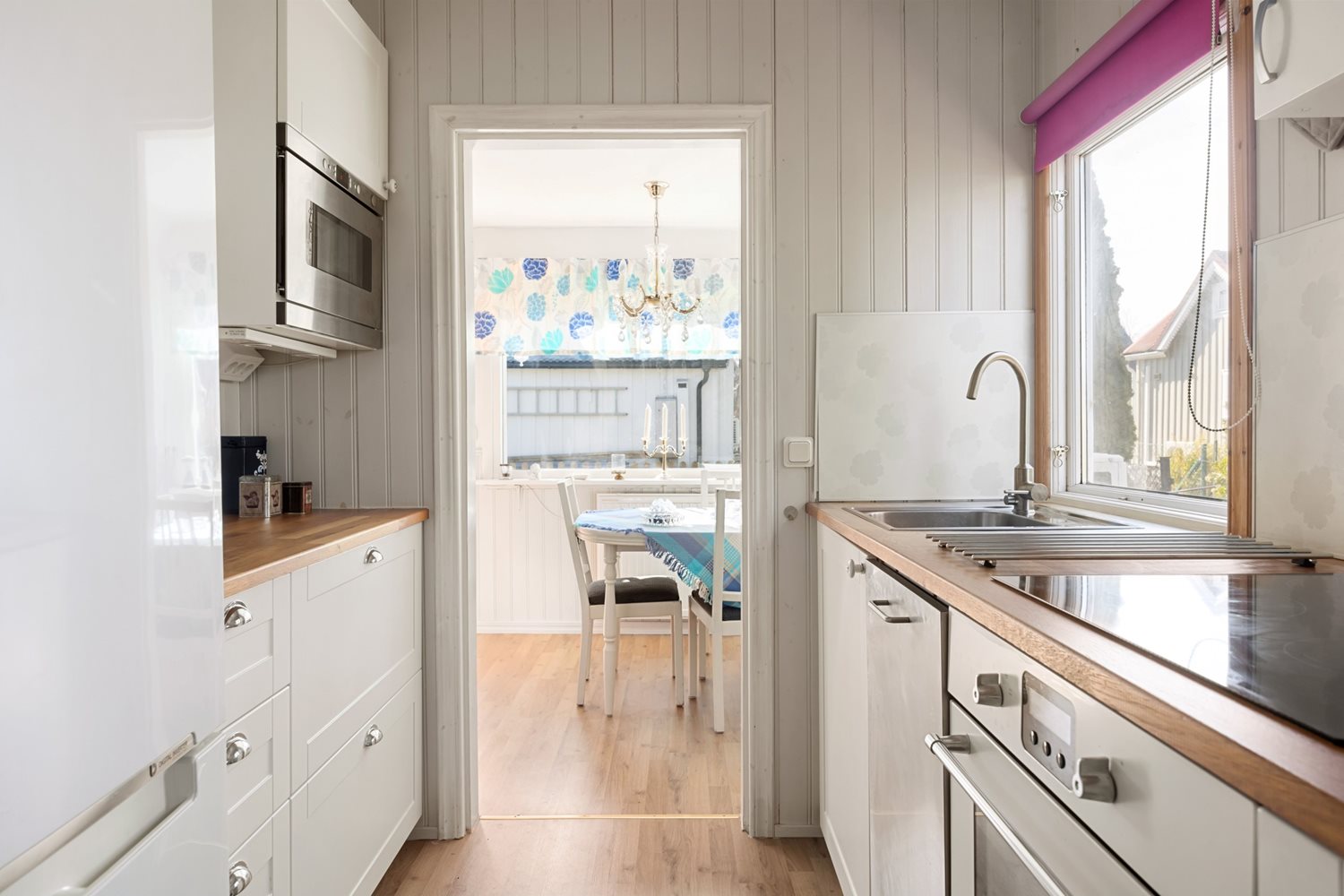 Vy över köket mot matplatsen