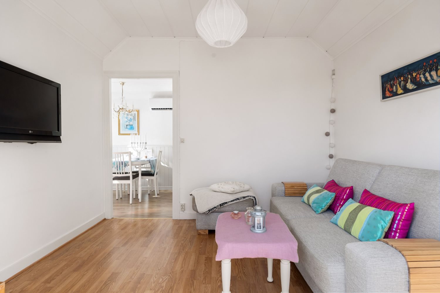 Annan vy över allrummet / vardagsrummet