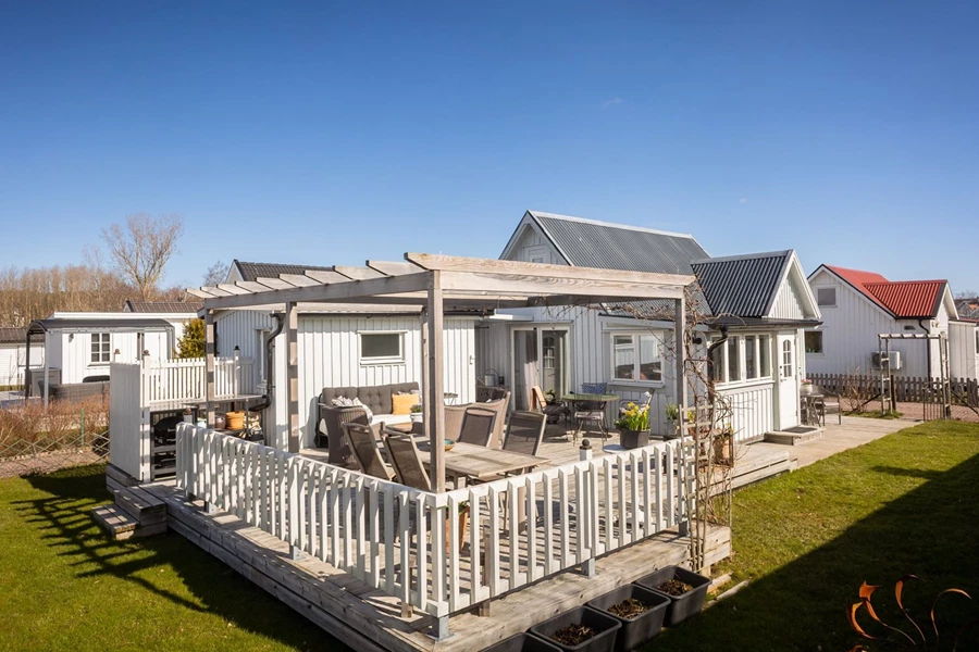 Vy över stugan och uteplatsen