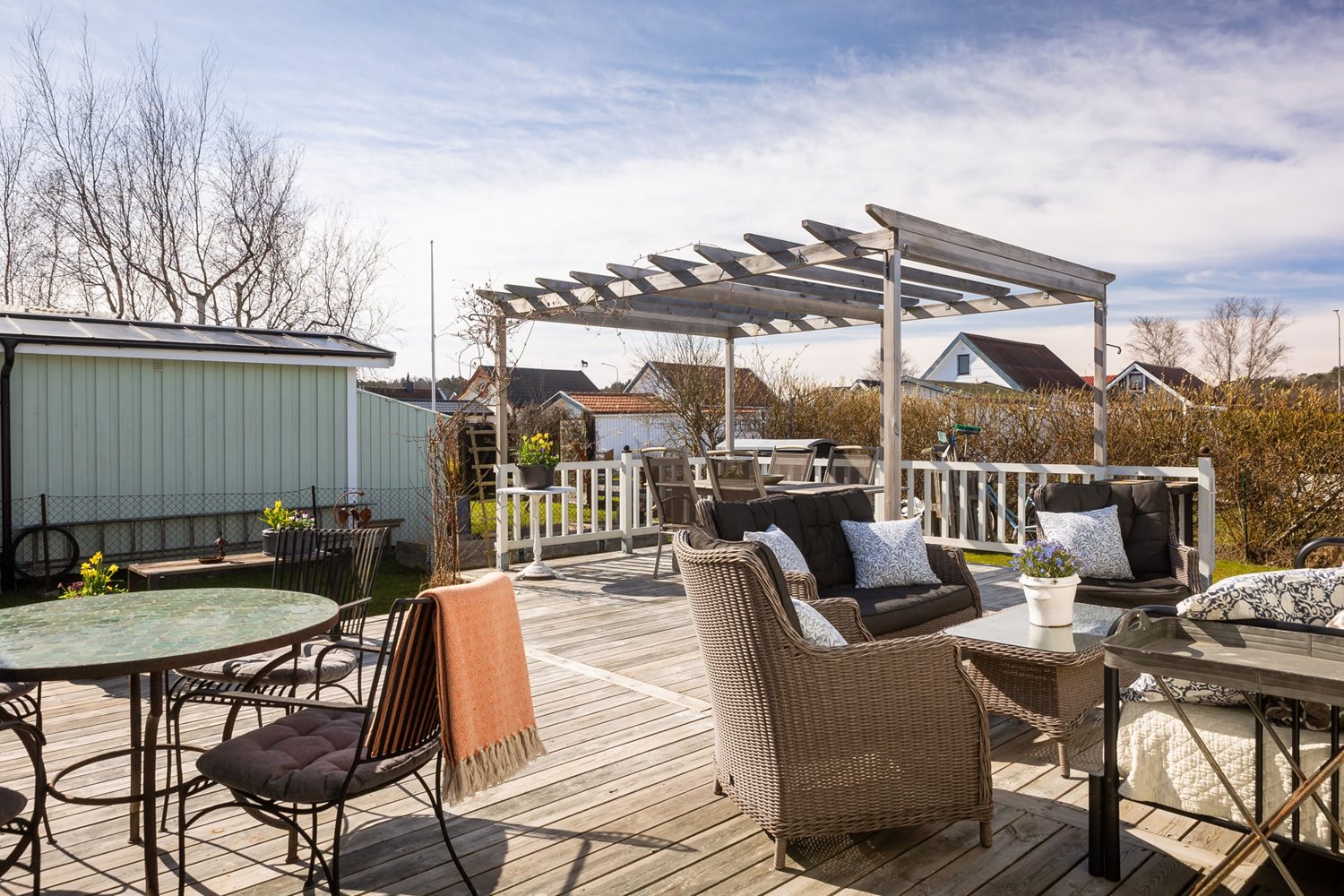 Vy från stugan över uteplatsen