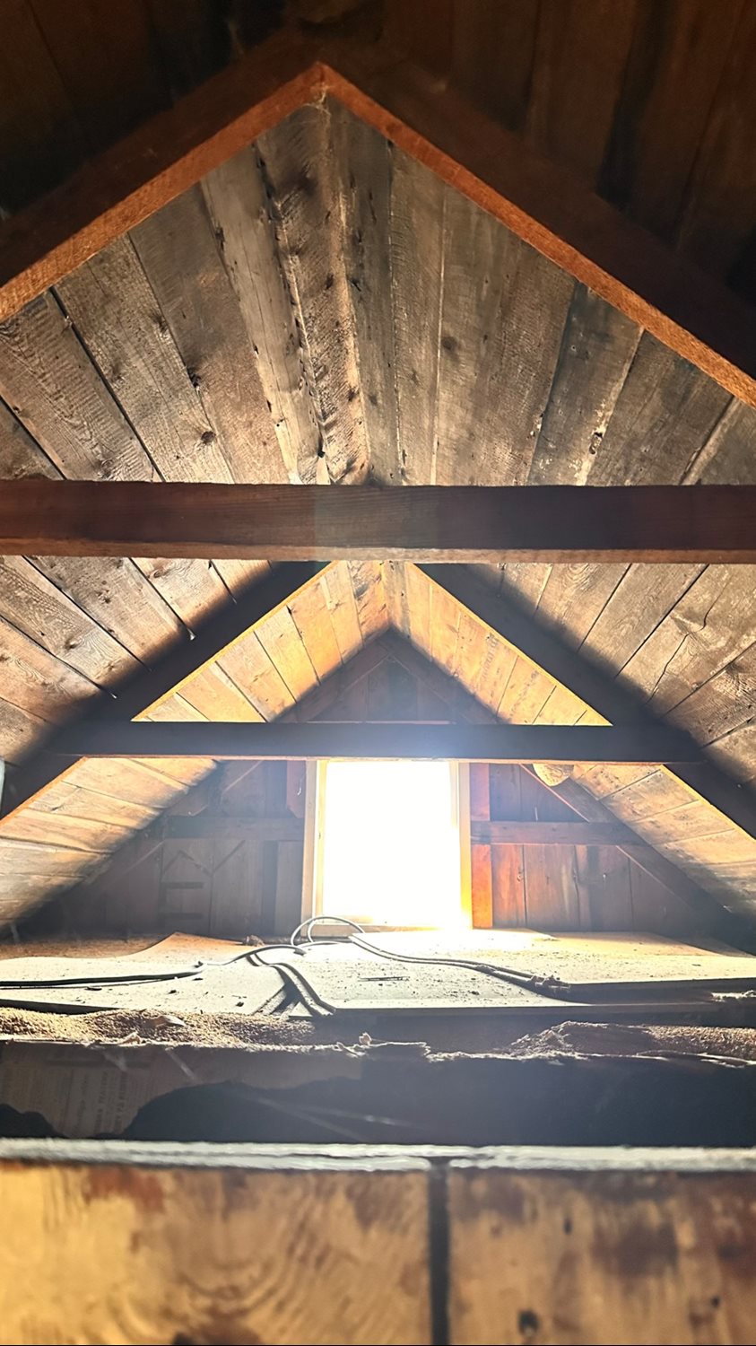 Loftbild. Tak till nock över kökdel där man kan nå loftdelen idag utan stege