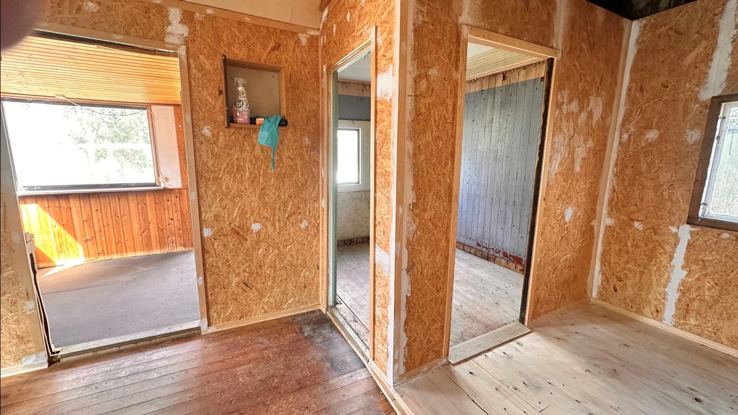 Vy från allrummet med köksdel till höger