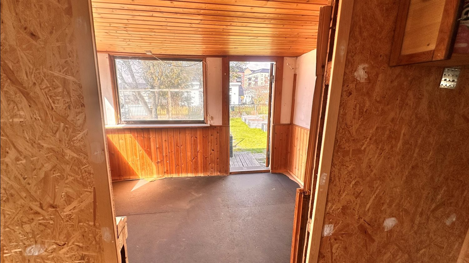 Vy inifrån stugan mot entren