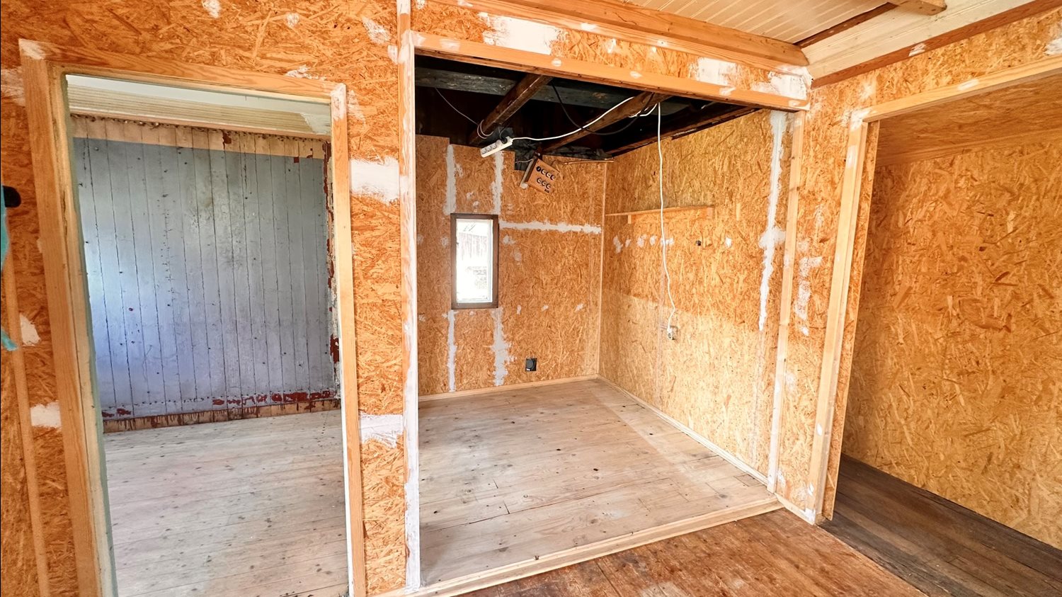 Vy från allrum mot kök och sovrumsdel