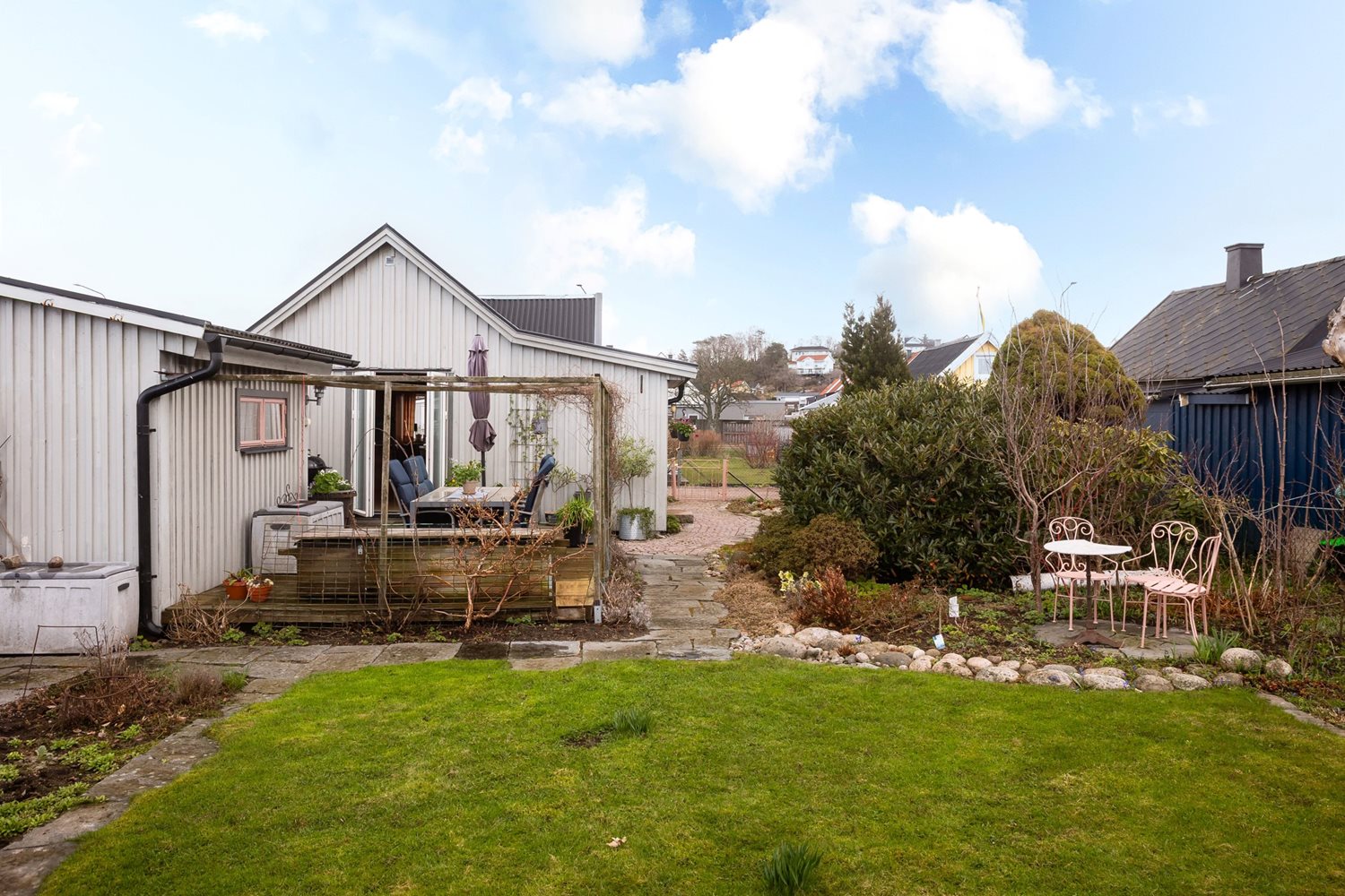 Vy inifrån trädgården mot stugan