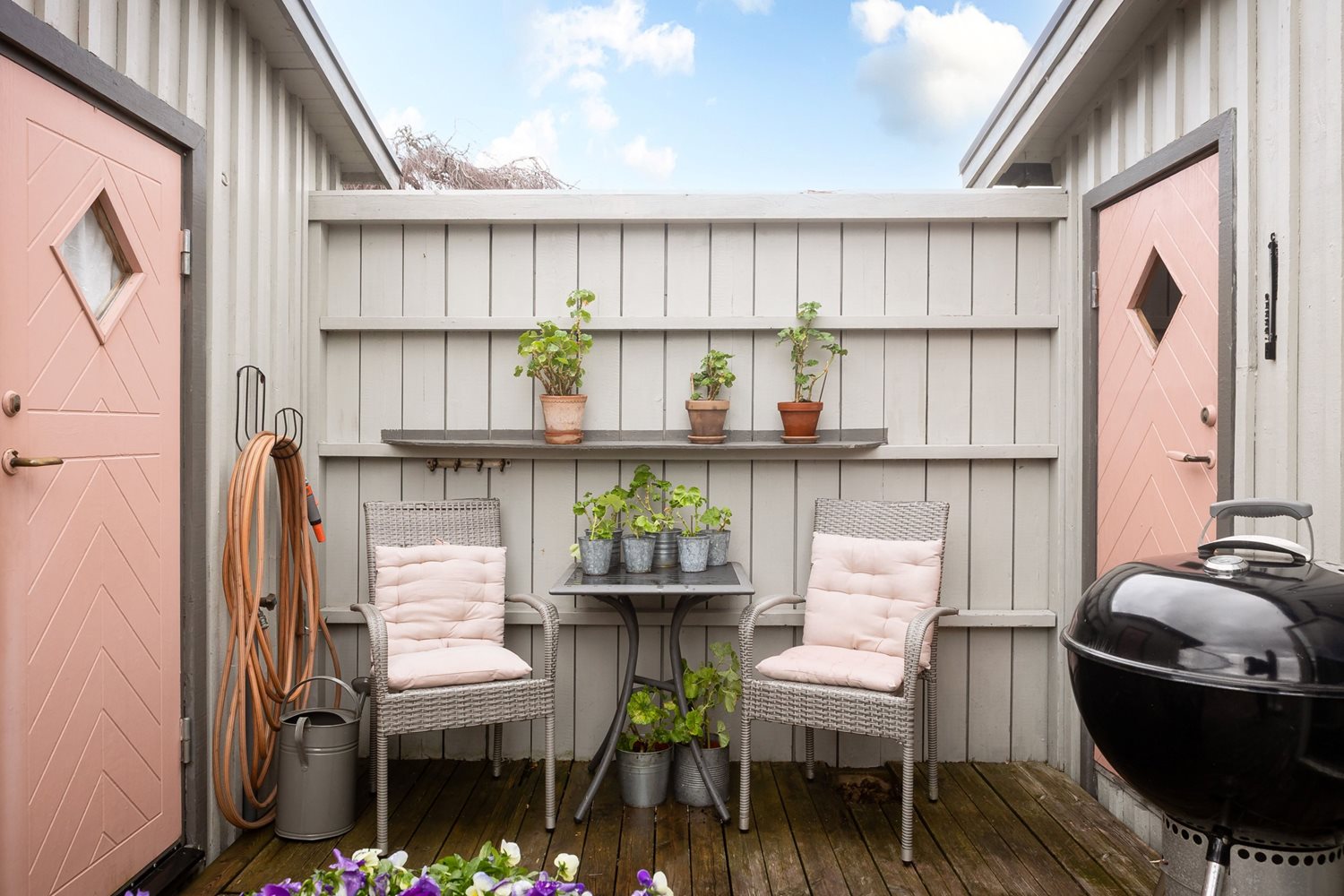 Vy mellan friggeboden och stugan