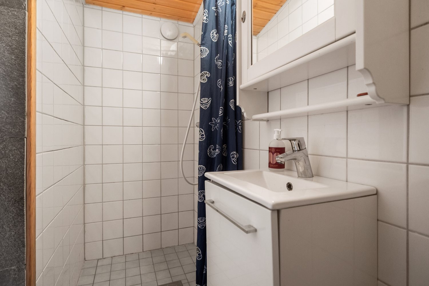 Egna duschen inne i friggeboden