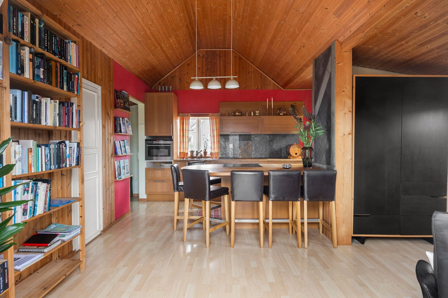 Vy över sällskapsytor med tak till nock