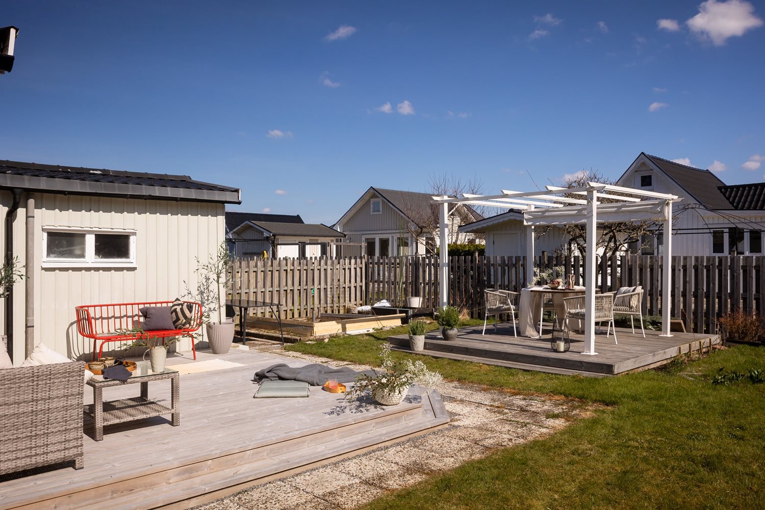 Annan vy över uteplatsen och pergolan