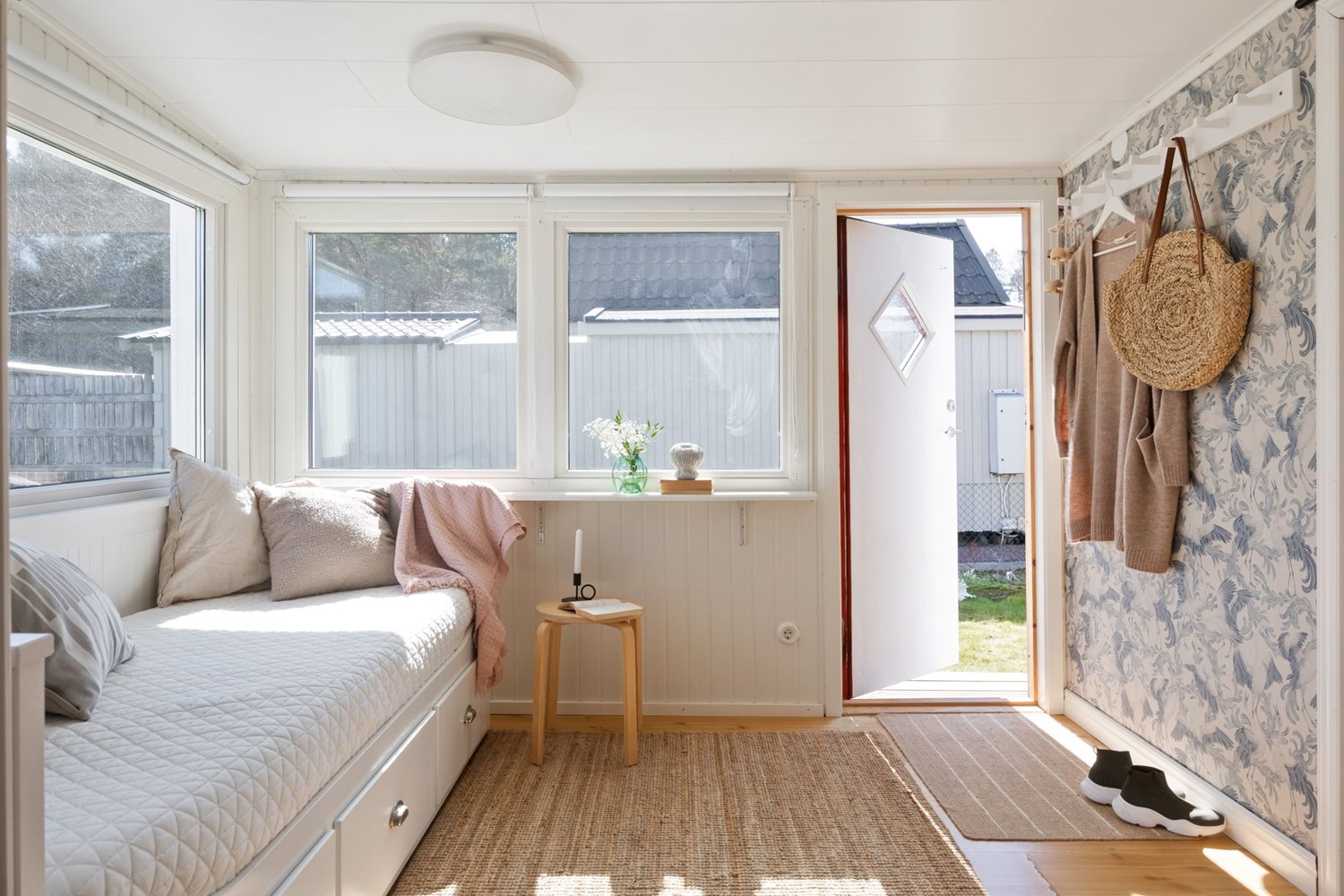 Vy mot entren inifrån stugan