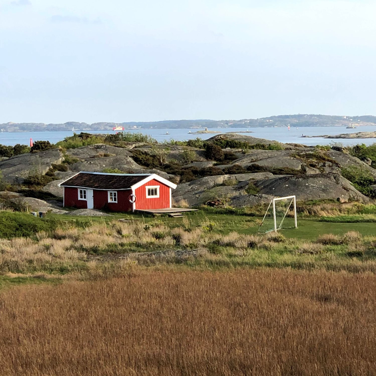 Säljarens egna bild, Vy från stugan mot "Strandstugan" som går att hyra för kalas/sammankomster