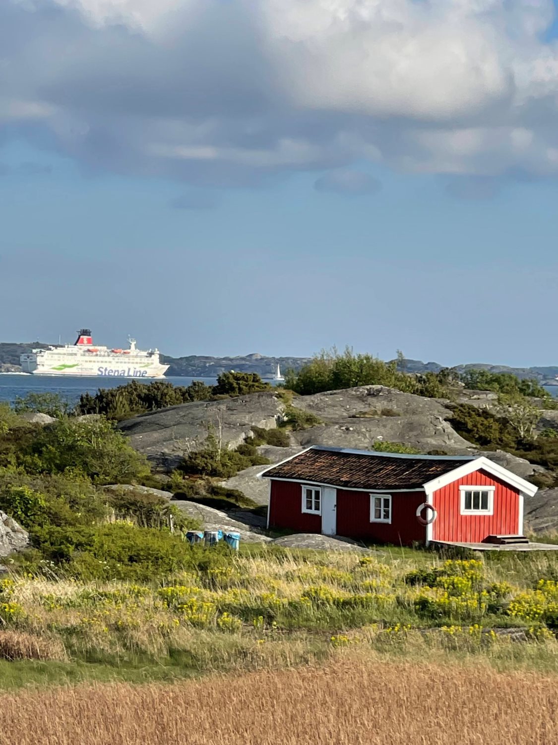 Säljarens egna bild, Vy från stugan där man skymtar StenaLine passagerarfärja