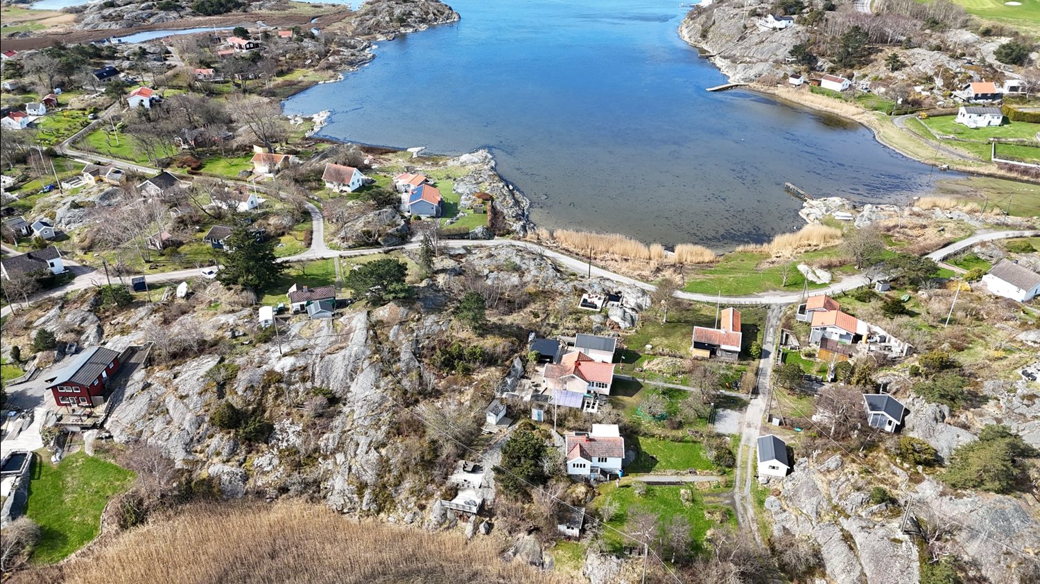 Hav på vardera sida om stugan. Både framför och bakom