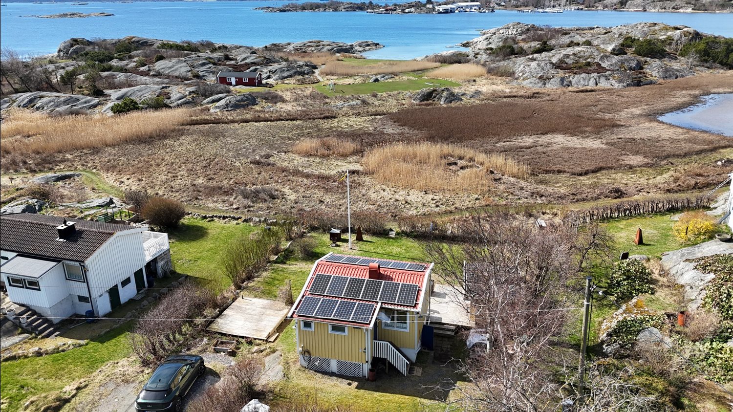 Drönarbild över stugan med omnejd