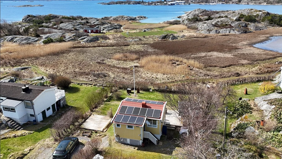 Drönarbild över stugan med omnejd