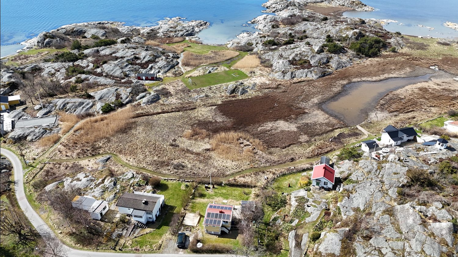 Drönarbild över stugan med omnejd