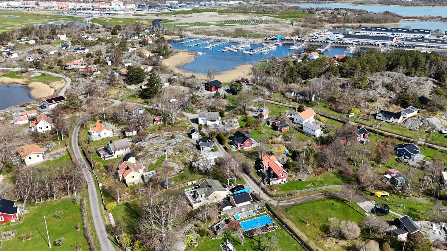 Där vikarna möts på bilden ligger stugan på första linjen mot högra viken