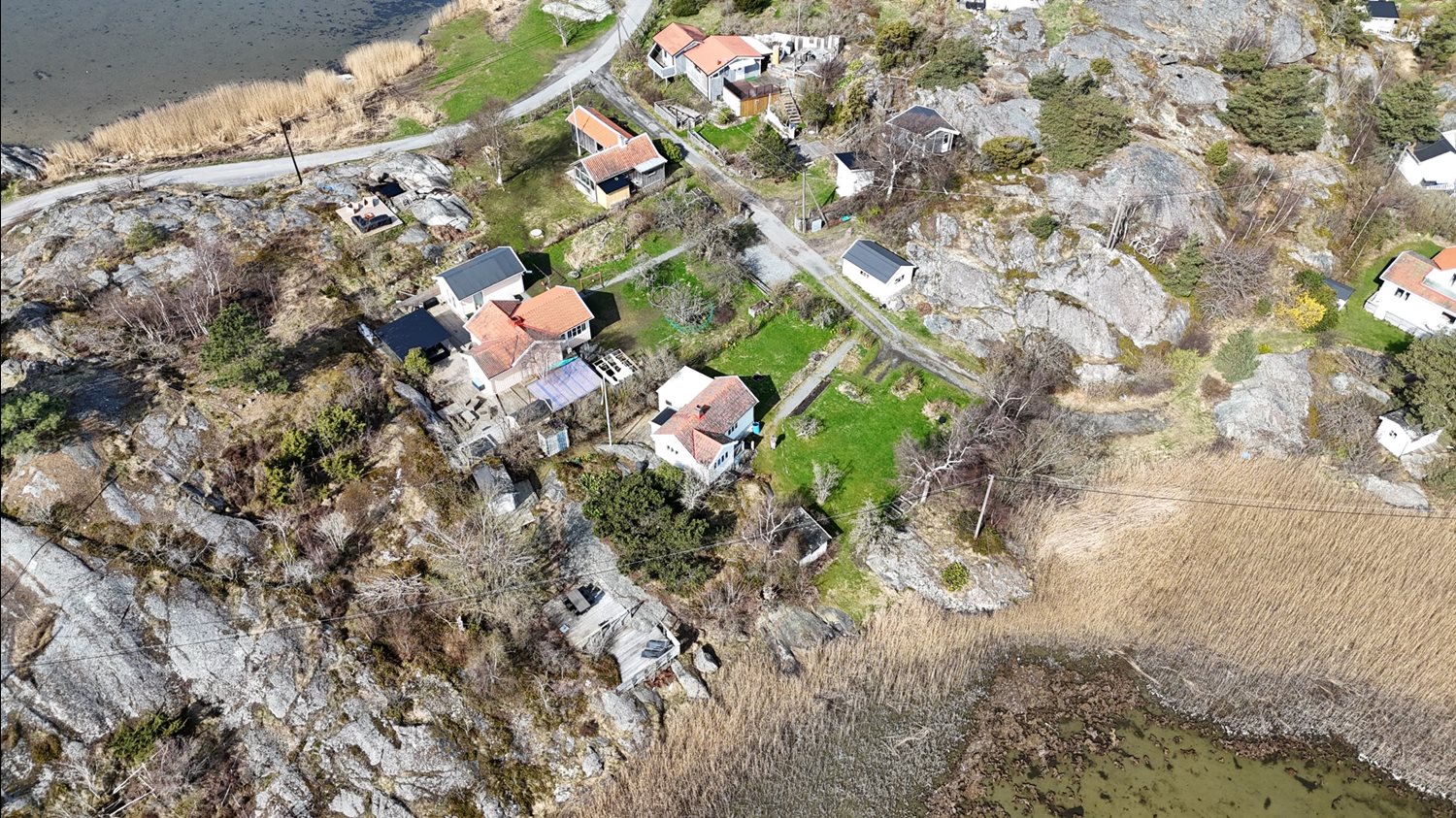 Drönarbild där man kan se vikarna samt stugan