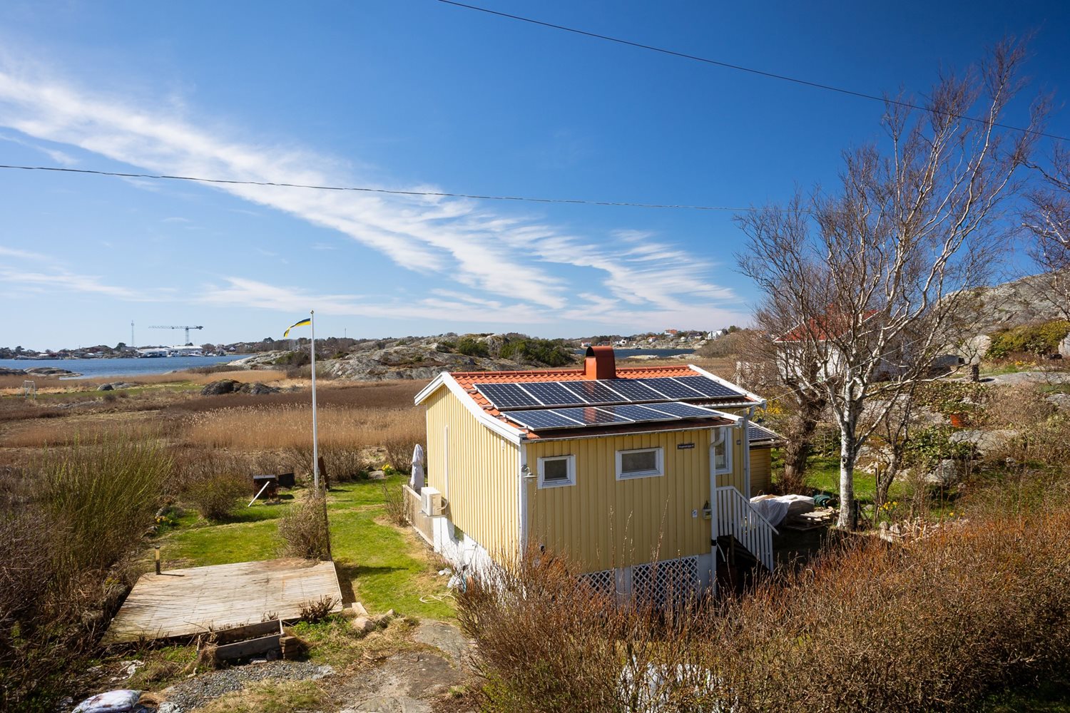 Vy över stugan mot havet