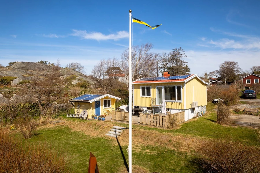 Vy från havssidan mot stugan