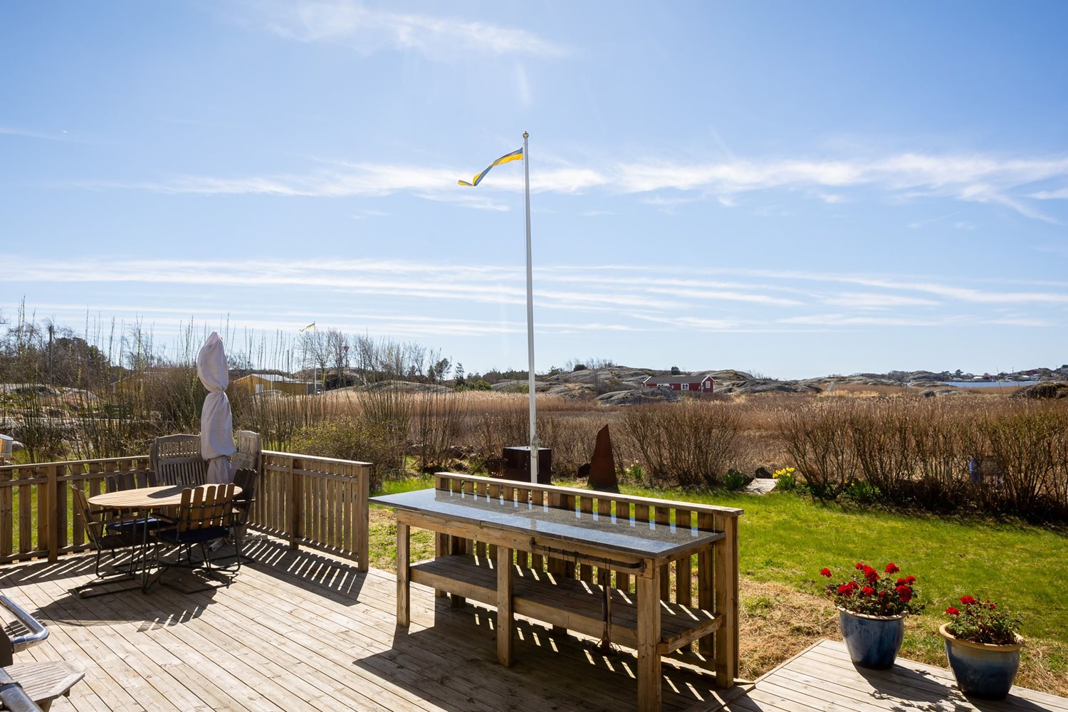 Uteplatsen och altanen framför stugan