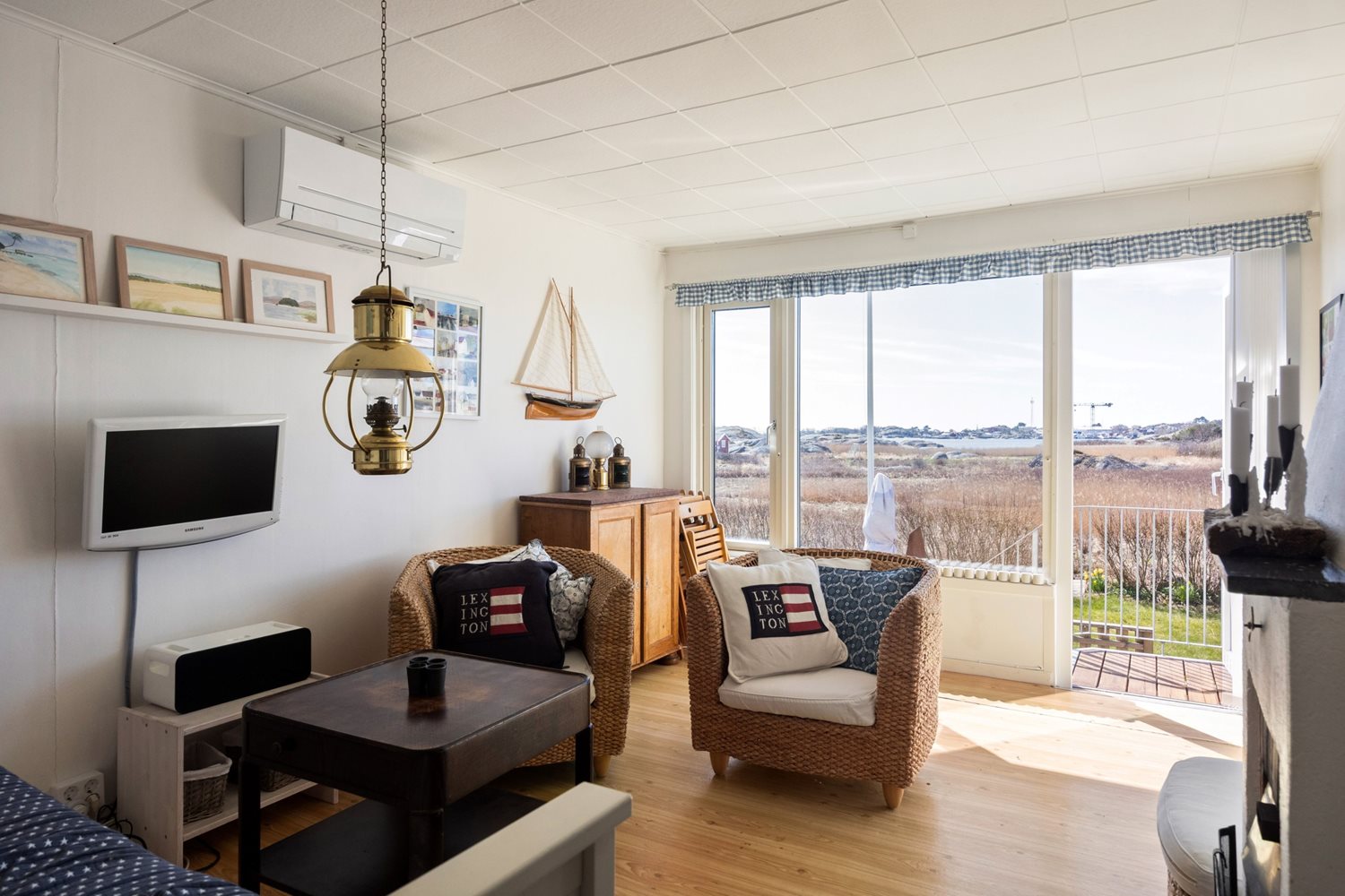 Vy över allrummet med havet