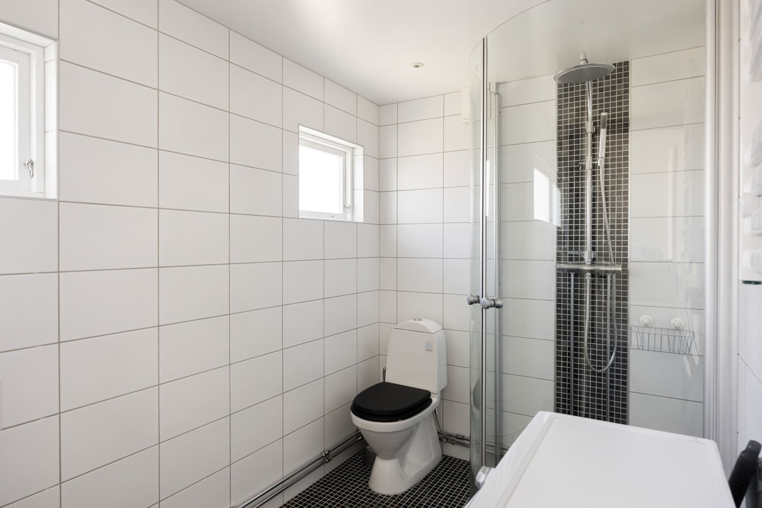 Helkaklat badrum med Dusch, tvättmaskin