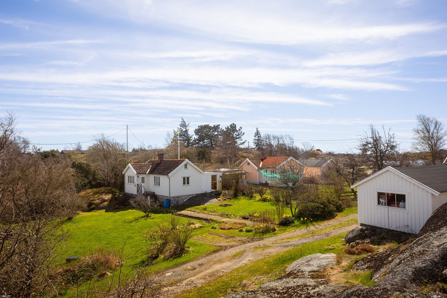 Vy över stuga och komplementsbyggnad