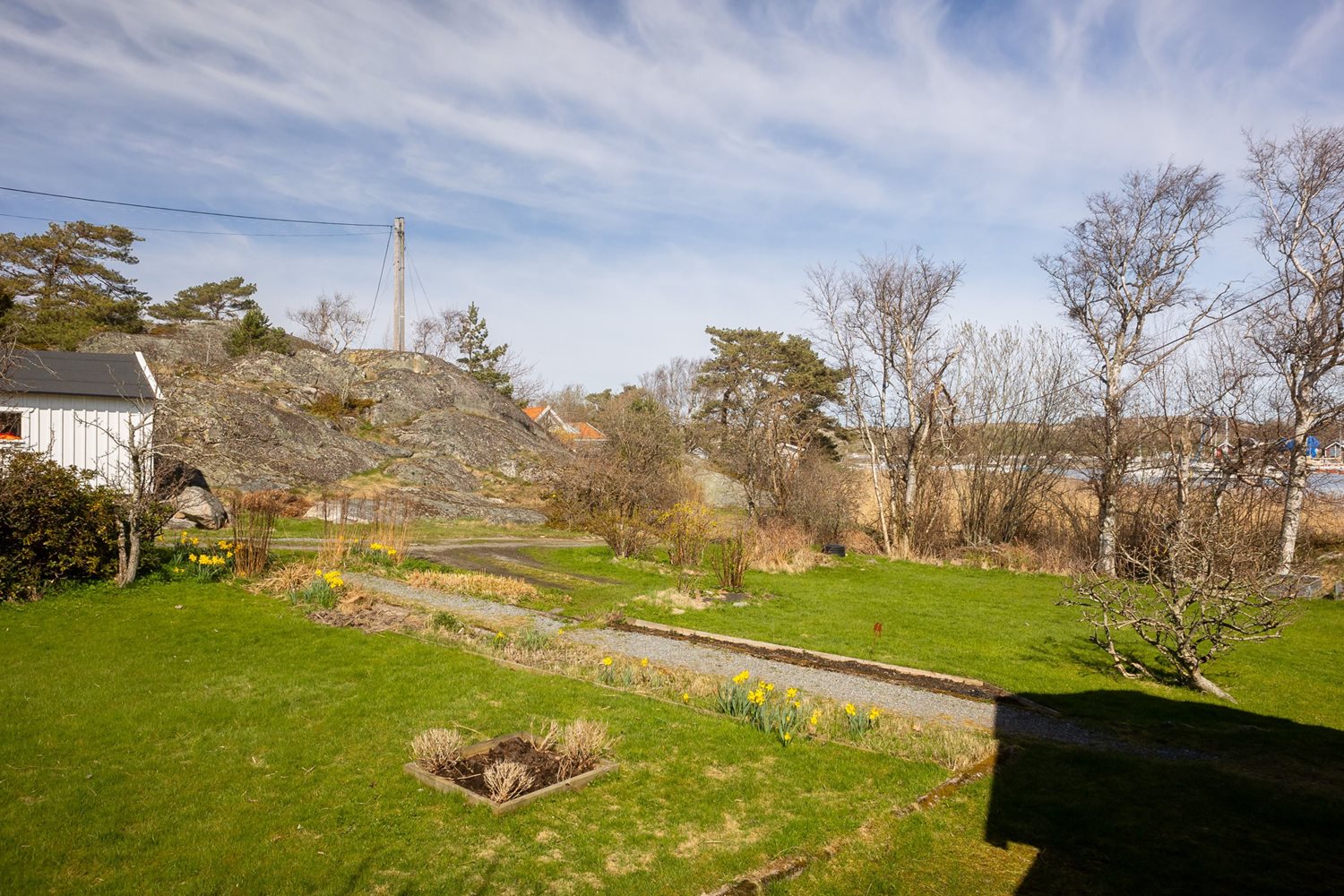 Vy från stugan mot trädgården