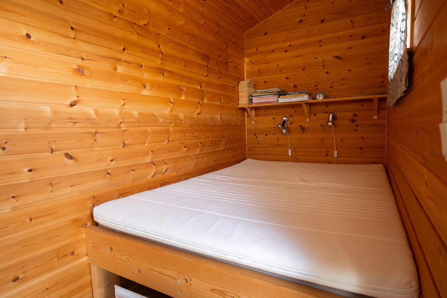 Sovrum inifrån friggeboden