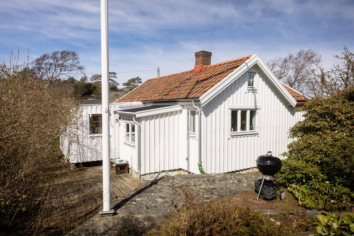 Vy över stugan från baksidan